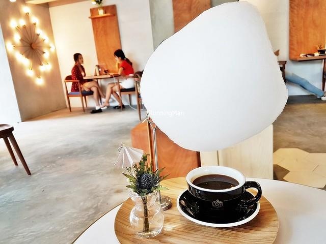 Quan ca phe dung kem bong lam anh 6