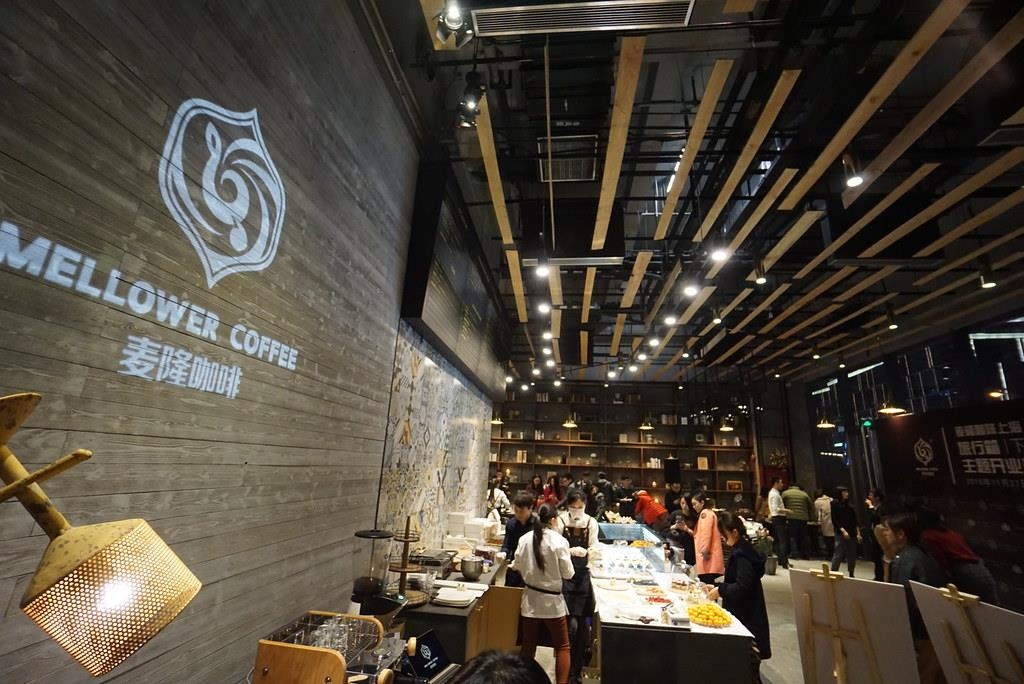 Quan ca phe dung kem bong lam anh 1