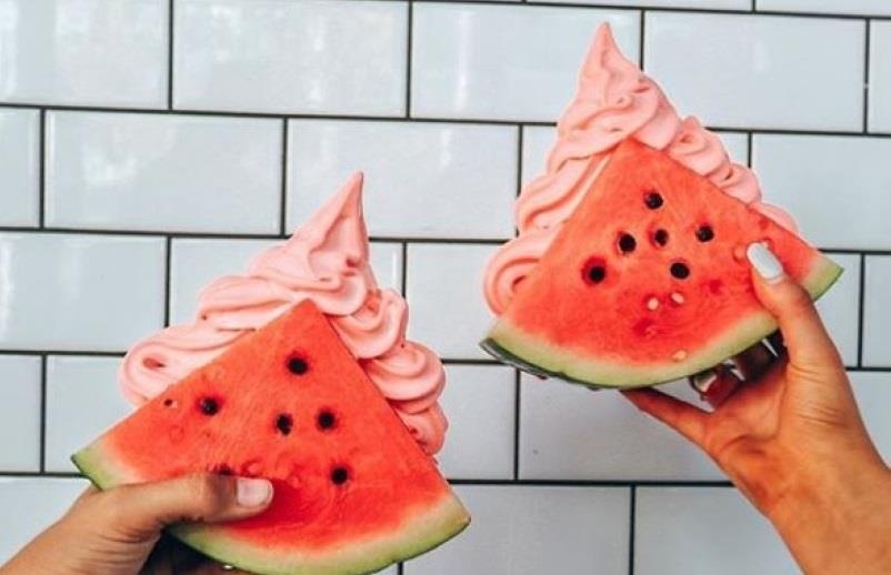 Kem dua hau tuoi mat lanh, hat bang chocolate cho ngay he oi buc hinh anh