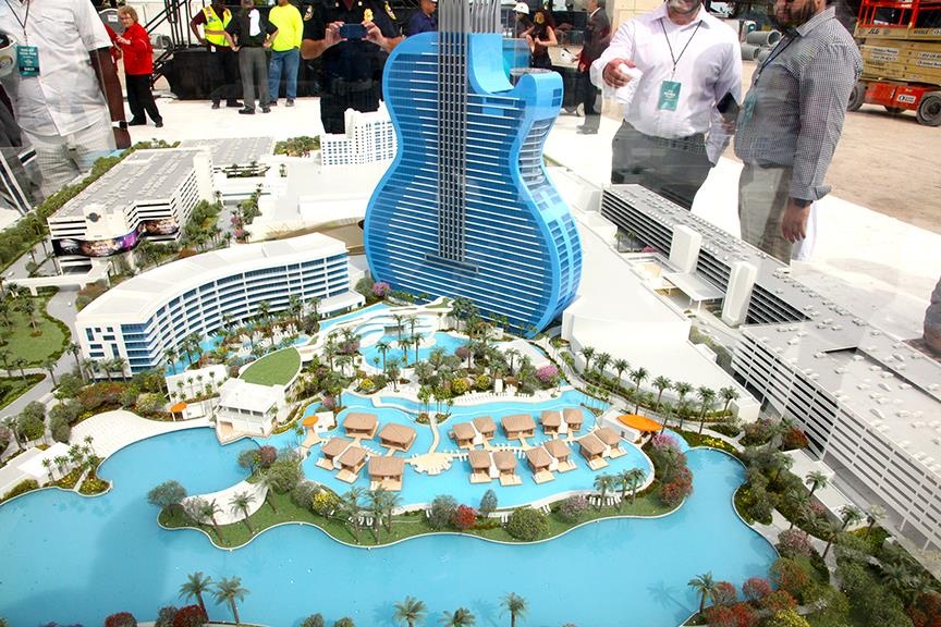 Khach san hinh cay dan guitar anh 8