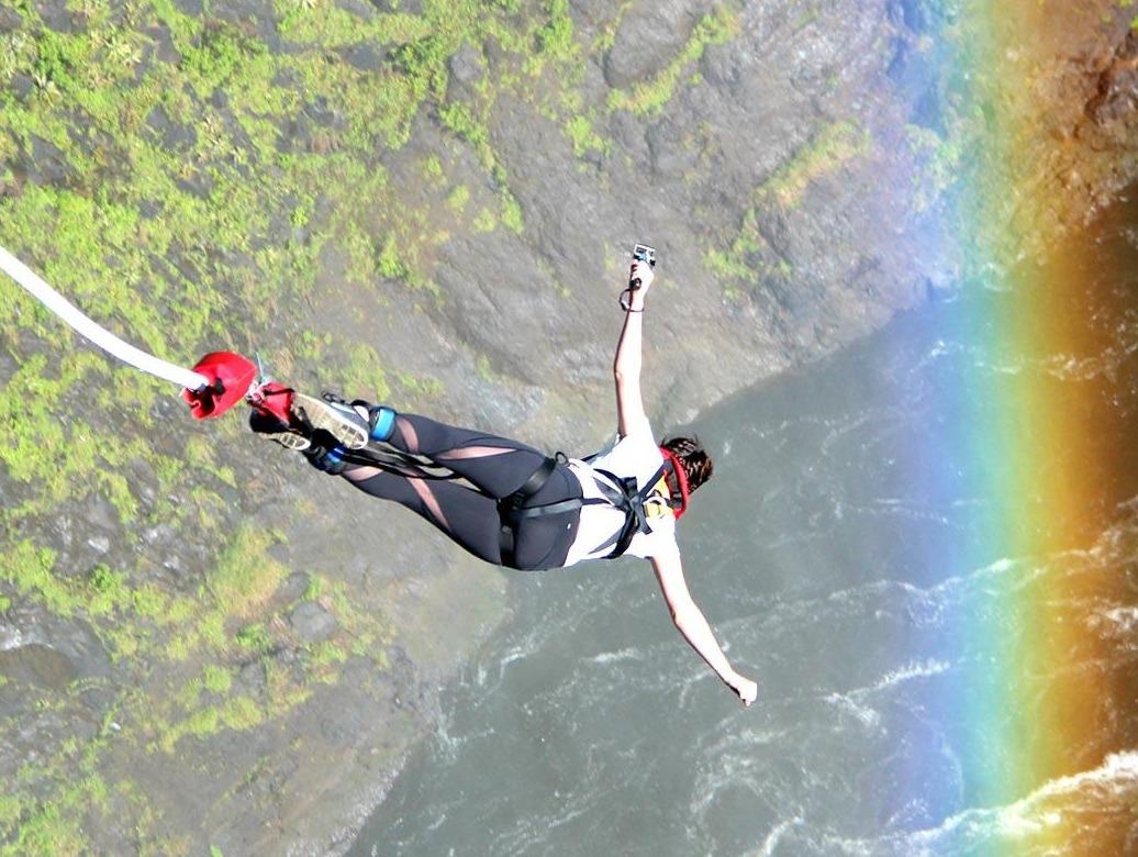 Nhay bungee mao hiem tu do cao 100 m o ngon thac hung vi nhat the gioi hinh anh