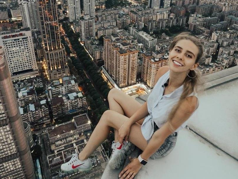 Nu nhiep anh gia co so thich chinh phuc cac toa thap choc troi hinh anh