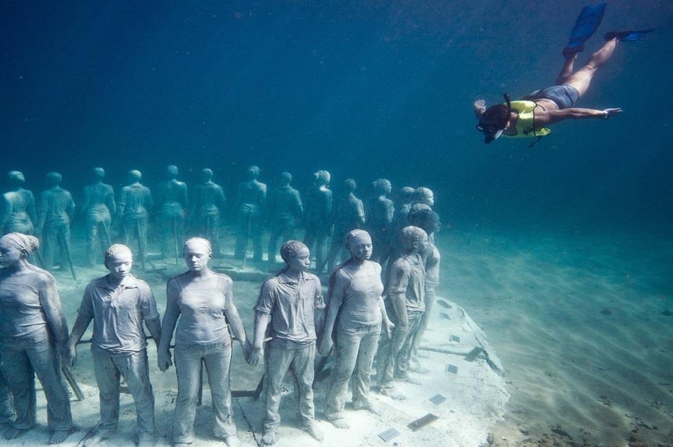 Tham quan cong vien dieu khac duoi day bien hinh anh