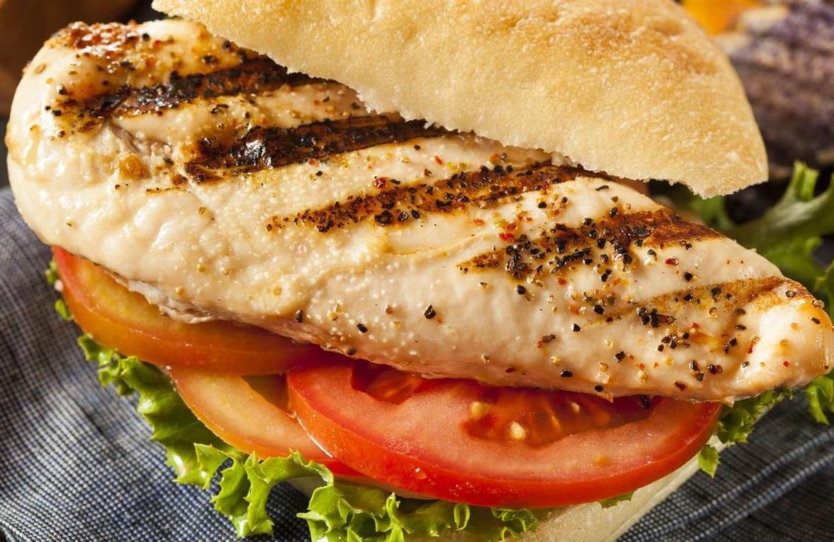 Vi sao banh hamburger tren quang cao lai kep thit nuong gia? hinh anh