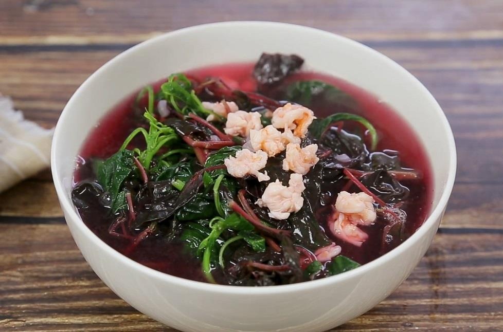 Lam canh rau den nau tom giai nhiet cuc hieu qua ngay nong hinh anh