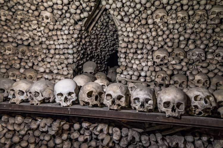 Nha tho 'ac mong' duoc xay dung tu 40.000 bo xuong nguoi hinh anh