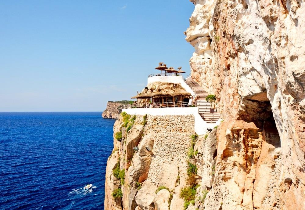 Quan bar dep tho mong ben trong hang dong vach da hinh anh