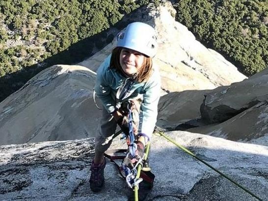 Be gai 10 tuoi chinh phuc dinh nui kho leo nhat the gioi hinh anh