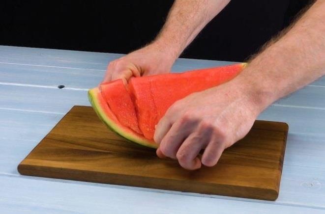 Cach cat dua hau voi chi nha khoa tien loi cho buoi da ngoai hinh anh