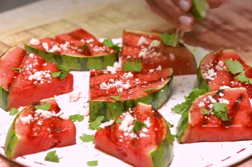 Cach lam dua hau nuong vi ngot cay cuc hap dan hinh anh