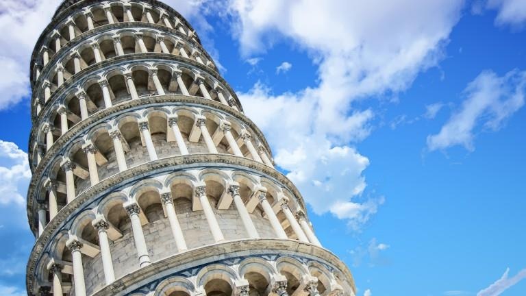 Vi sao thap Pisa nghieng it hon vao mua he? hinh anh