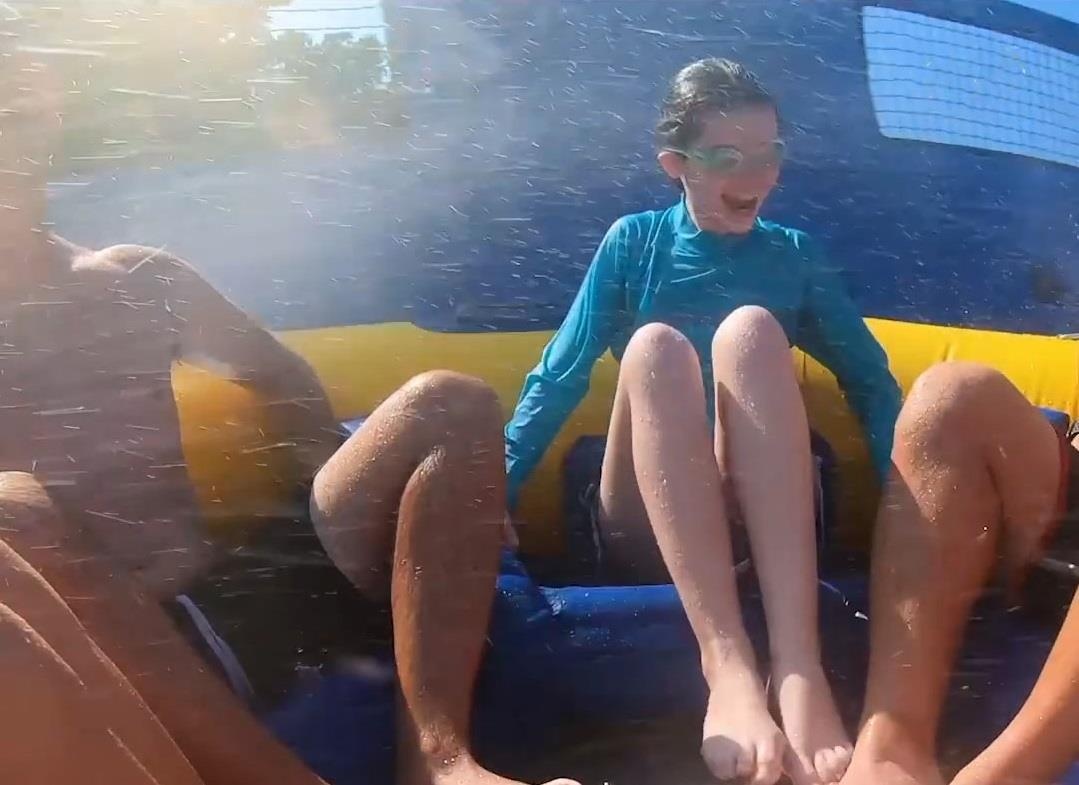 Trai nghiem 'khong tuong' tren phao truot nuoc dai nhat the gioi hinh anh