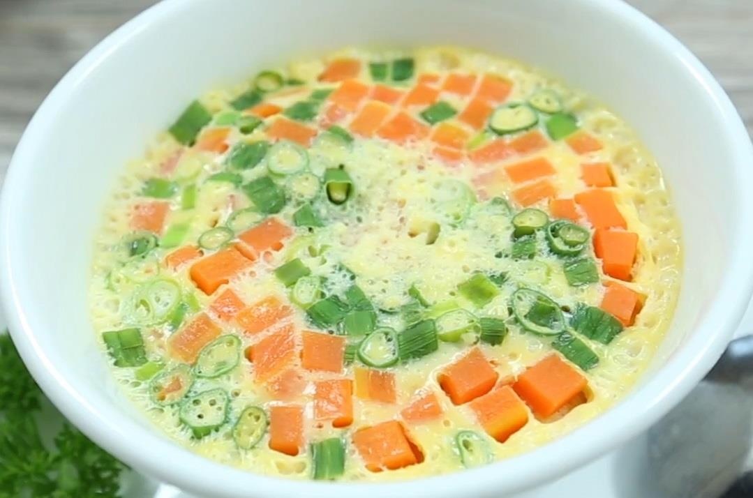 Doi vi bua an voi mon trung hap rau cu hinh anh