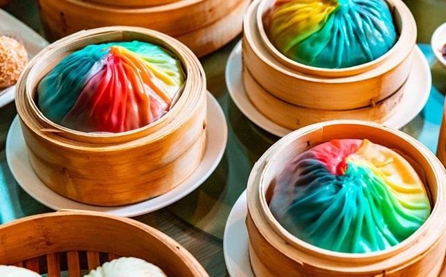 Banh bao '7 sac cau vong', thuc khach dung ong hut thuong thuc hinh anh