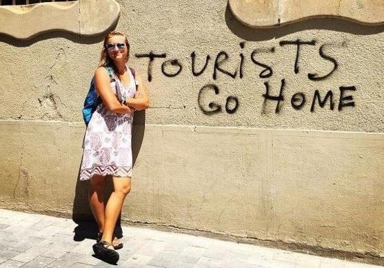 Cach cac thanh pho chong lai su pha hoai cua khach du lich hinh anh