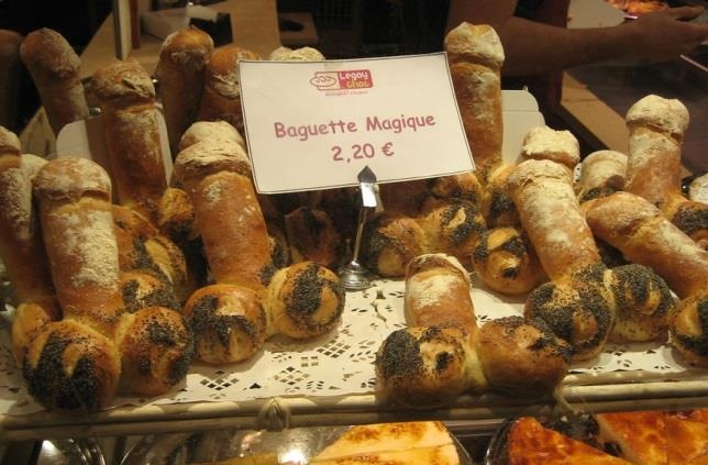 Cua tiem noi nhu con nho banh mi co hinh dang khien khach do mat hinh anh