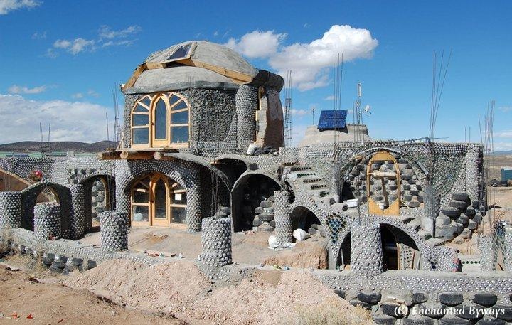 Can nha thong minh lam tu rac thai, chai lo bo di hinh anh