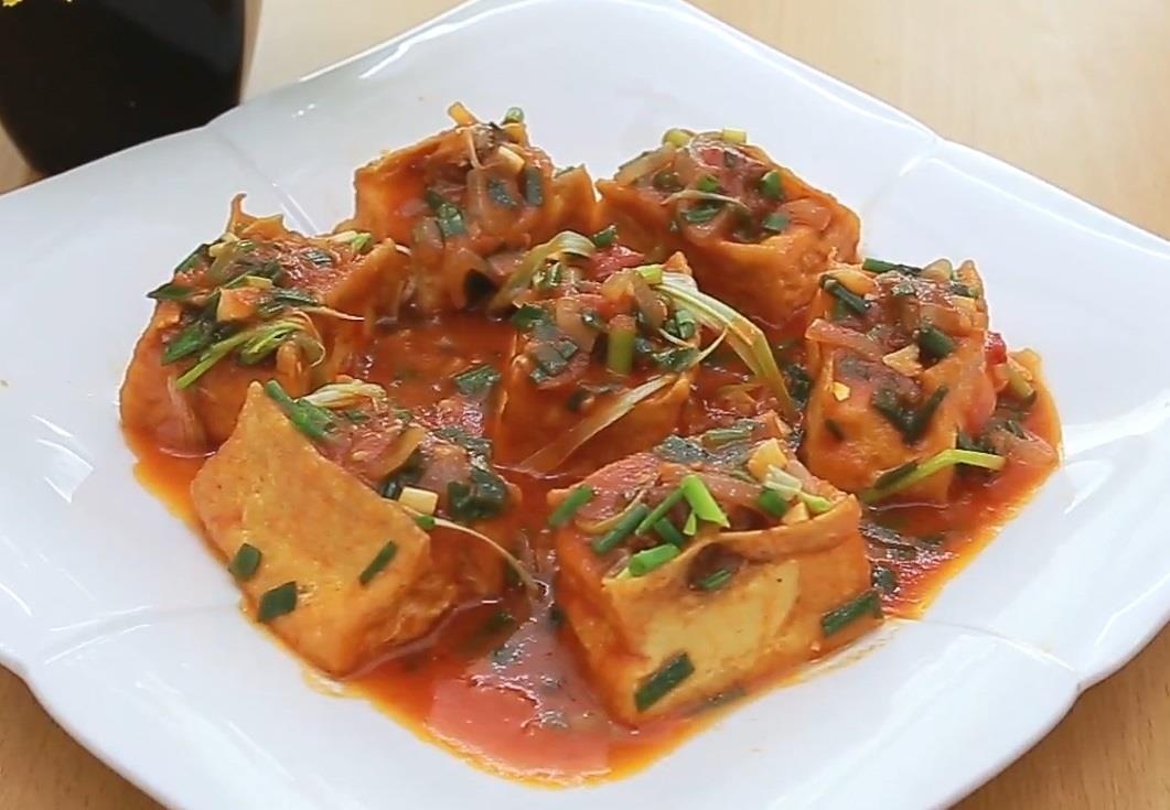 Toi nay an gi: Dau phu nhoi thit sot ca chua hinh anh