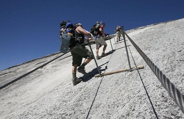 Rung minh voi tuyen di bo doc suon nui dang so o My hinh anh