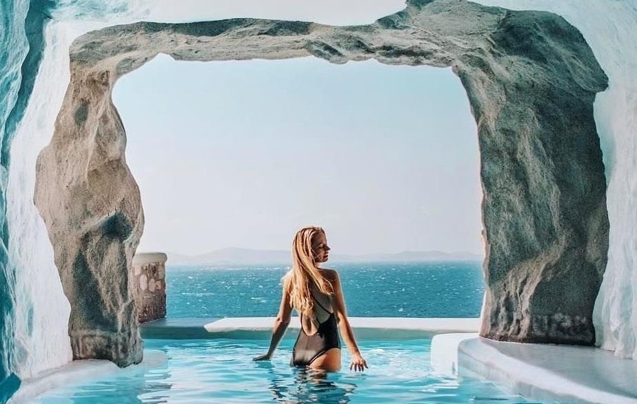 Ho boi vo cuc tuyet dep ben trong khach san vach nui hinh anh