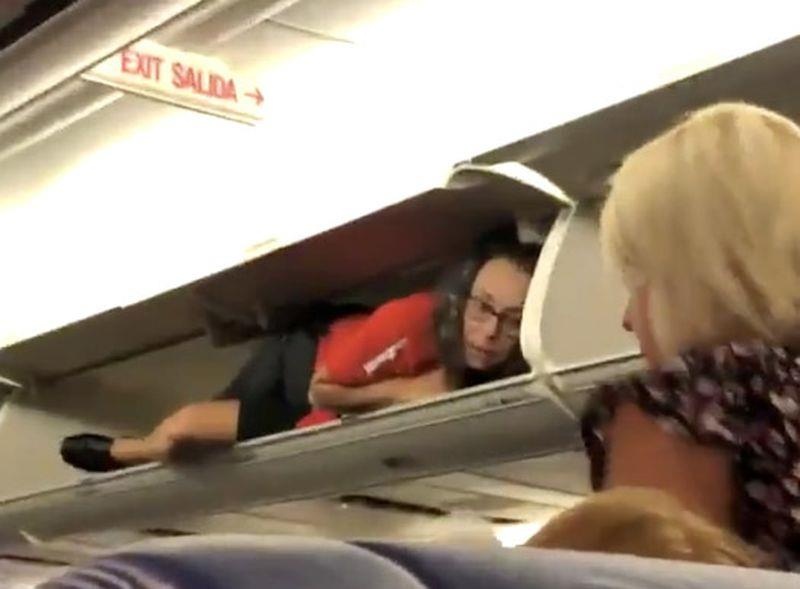 Tiep vien hang khong nam tren thung de do don khach hinh anh