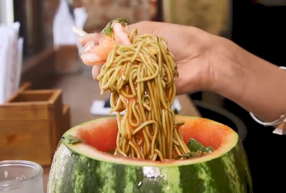 Phien ban mi ramen dua hau lanh khien thuc khach phai xep hang hinh anh