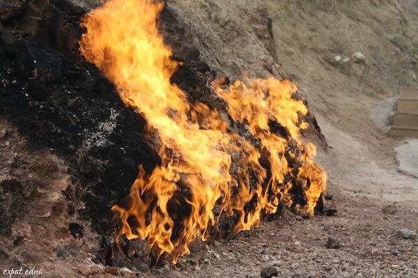 Chay suot 4.000 nam, ngon lua o Azerbaijan van khong dung lai hinh anh