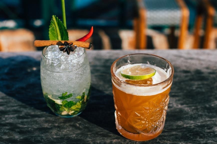 Khach Tay sang tao cocktail tu nuoc dung pho truyen thong hinh anh