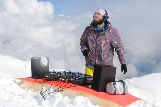 DJ choi nhac tren dinh nui cao hang dau chau Au hinh anh