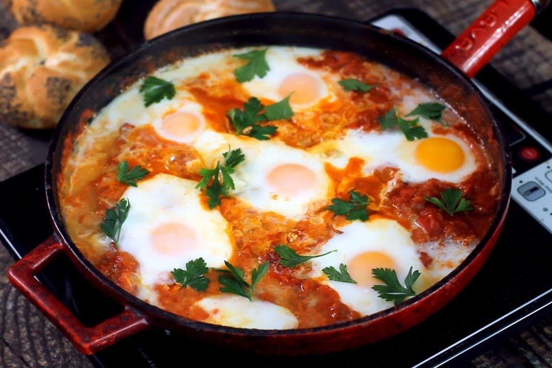 Nang tam trung chan voi sot ca chua thom ngon hinh anh