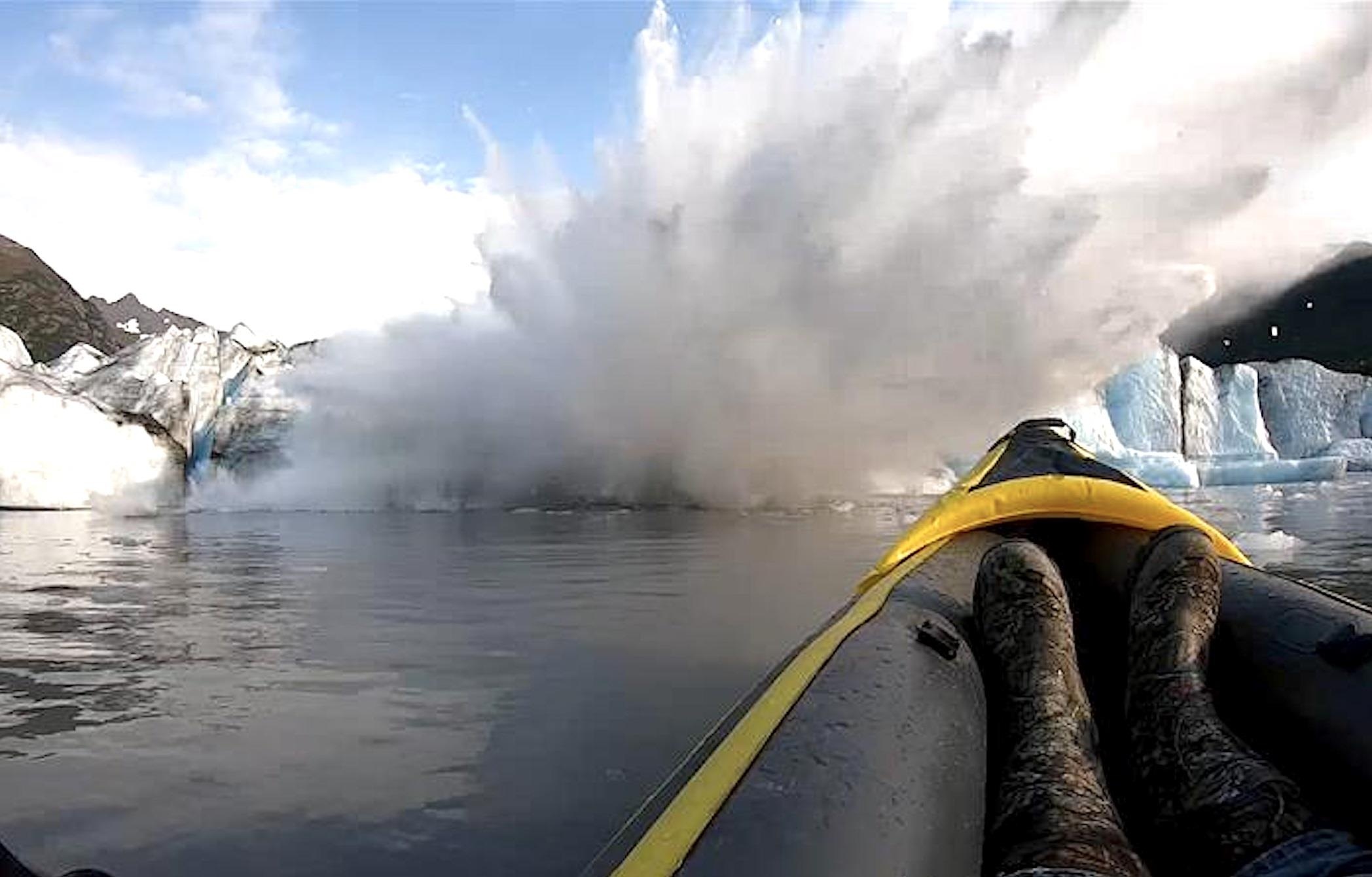 Nguoi cheo thuyen suyt bo mang vi bang khong lo sut no nhu bom hinh anh