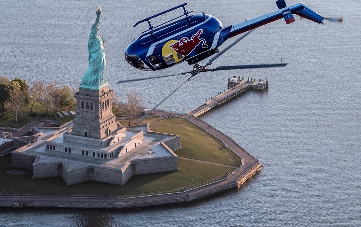 Truc thang bay lon nguoc tren bau troi New York hinh anh