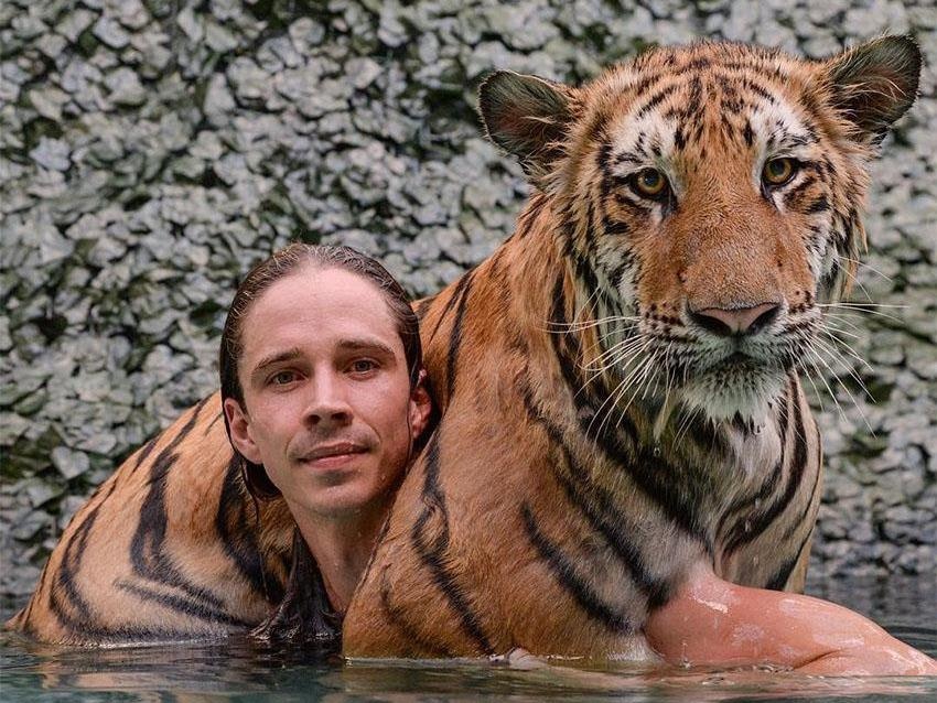 Chang trai ‘nguoi rung’ song cung bay ho so luong lon hinh anh