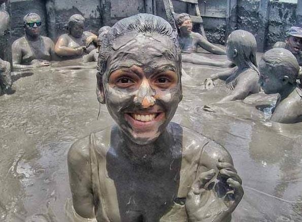 Tam bun tren dinh nui lua dang hoat dong o Colombia hinh anh