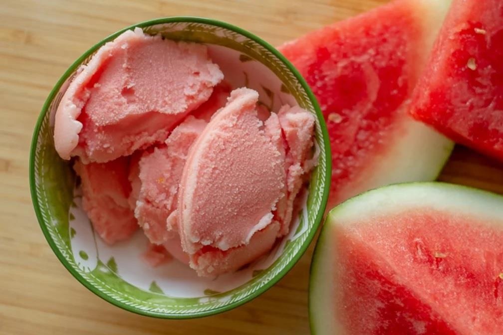 Cung nhau dong bang voi kem dua hau mat lanh hinh anh