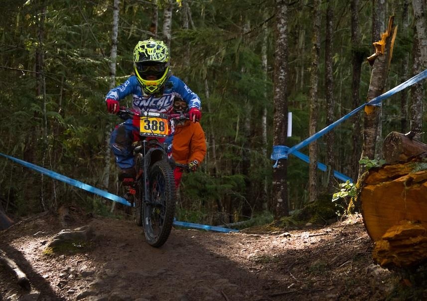 Tay dua xe dap dia hinh 6 tuoi, tre nhat the gioi hinh anh