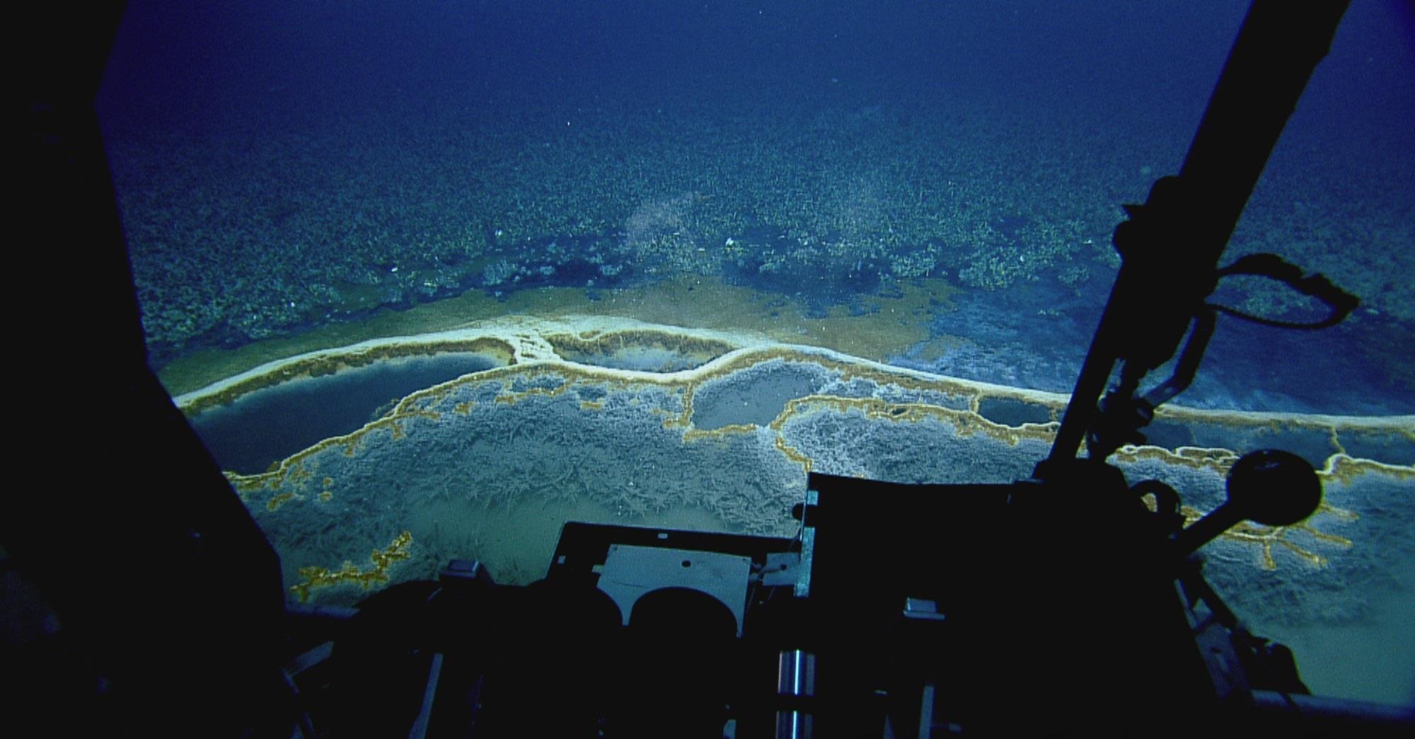 Ho muoi cuc doc duoi day bien anh 2