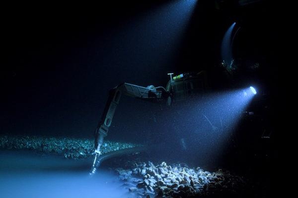 Ho muoi cuc doc duoi day bien anh 7