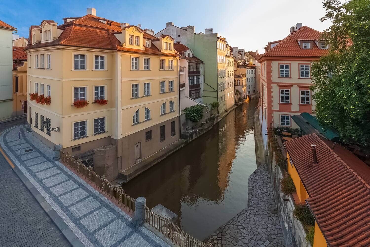 Con phố hẹp nhất Prague ảnh 1 Con pho hep nhat Prague anh 1