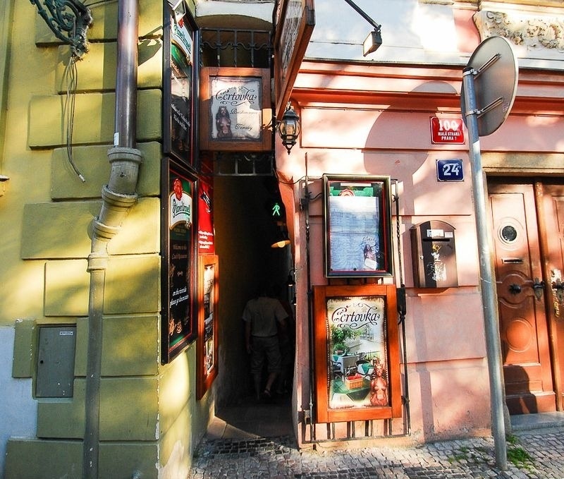 Con phố hẹp nhất Prague ảnh 2 Con pho hep nhat Prague anh 2