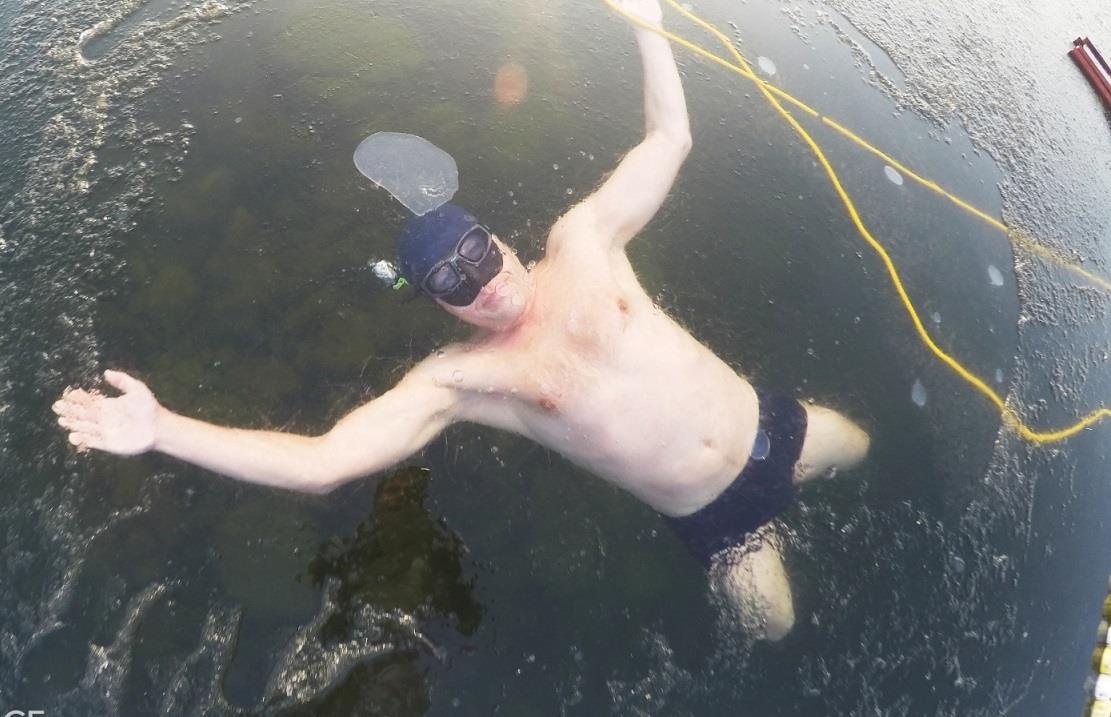 Van dong vien boi duoi lop bang khong can do bao ho hinh anh