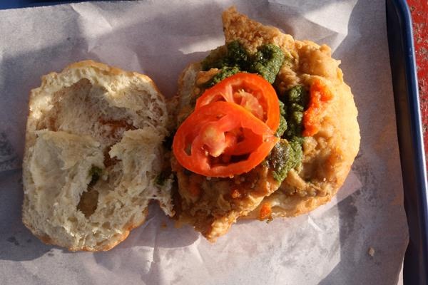 Nem thu thit ca map, mon an duong pho pho bien o vung Caribbean hinh anh