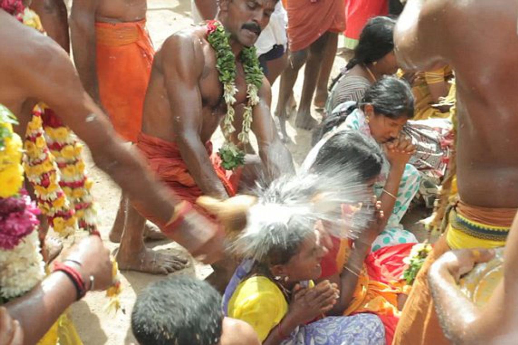 Dap vo trai dua bang dau, hanh dong cau may o An Do hinh anh