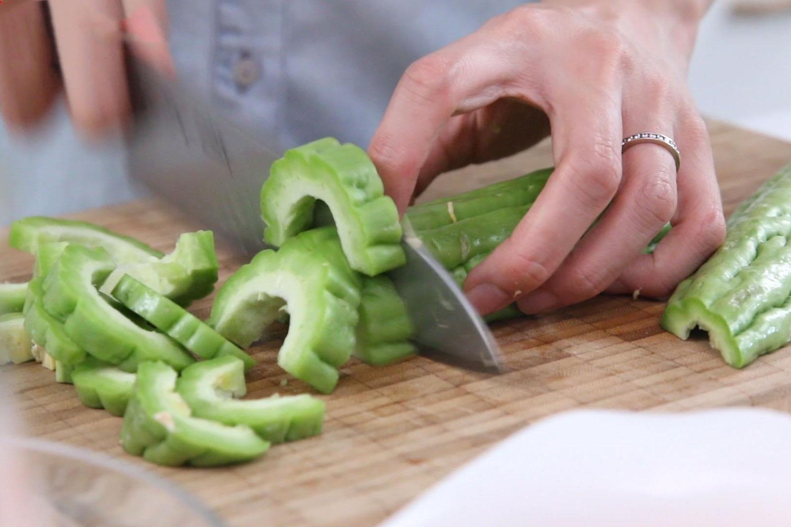 Bi quyet xao muop dang ngon cho ba noi tro hinh anh