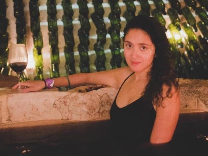 Massage va tam trong ruou nho sang chanh nhat nuoc My hinh anh