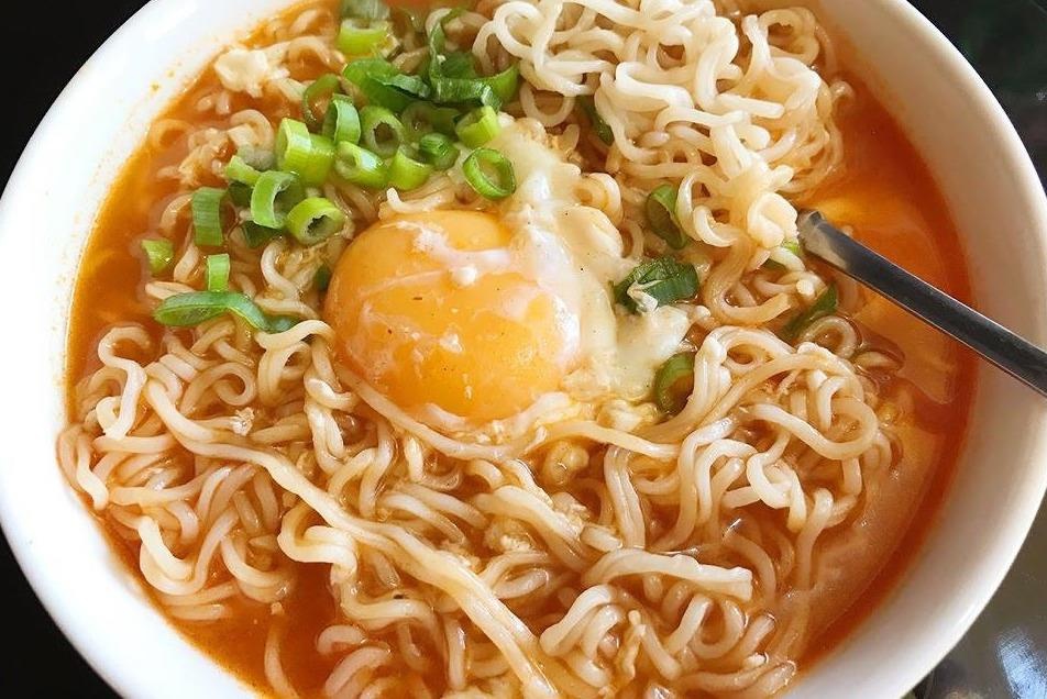 Mi tom nau pho mai cho bua sang khac la hinh anh