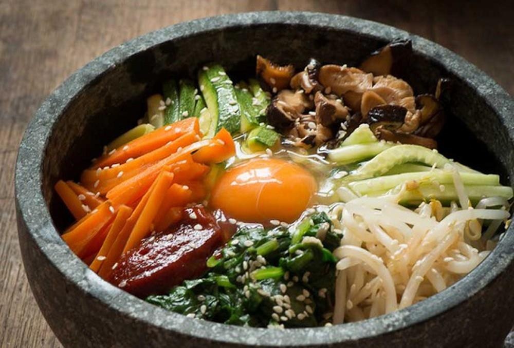 Tu lam com tron bibimbap ngau hung chuan vi Han Quoc hinh anh