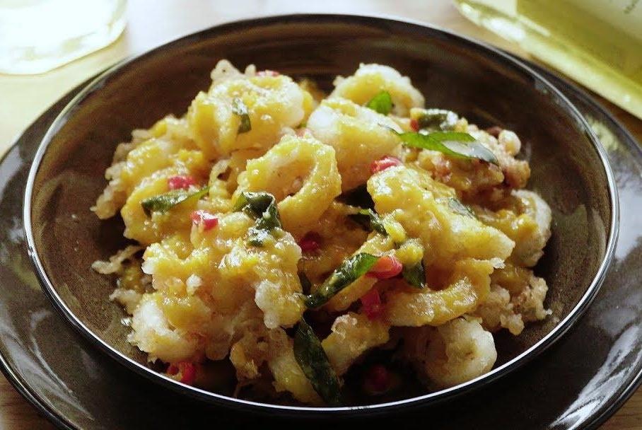 Lam muc chien gion cung nuoc sot hai san trung muoi hinh anh