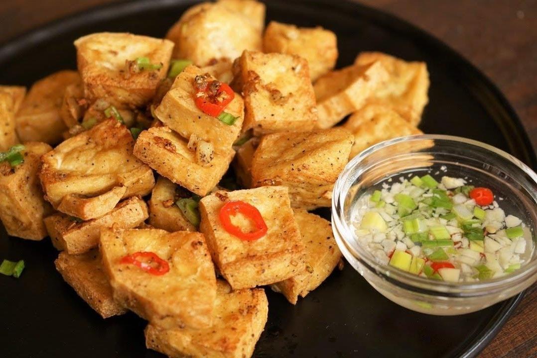 Dau phu ran gion sot tieu toi, mon ngon cho ngay mua hinh anh