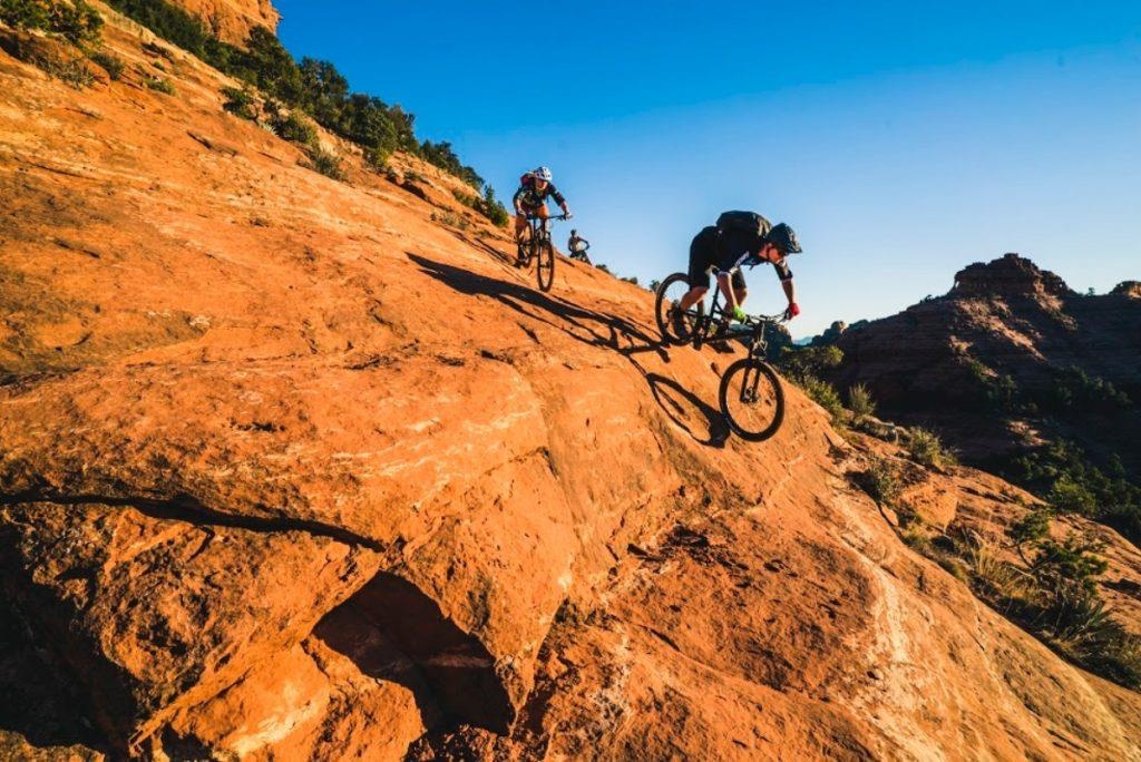 Duong mon xe dap nguy hiem den muc khoc thet hinh anh